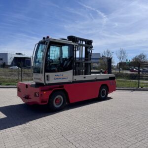 Seitenstapler Baumann DFQ 60 Souveränes Handling für lange Lasten: Kraft trifft Präzision Wenn es um den Transport von Rohren, Stahlprofilen oder Holzpaketen in schmalen Gängen geht, führt kein Weg an einem Profi vorbei. Der Baumann DFQ 60/14/63 TR ist ein Hochleistungs-Seitenstapler, der speziell für schwerste Einsätze im Langgutbereich entwickelt wurde. Mit einer Tragfähigkeit von 6.000 kg und einem kraftvollen Dieselmotor meistert er mühelos anspruchsvolle Aufgaben in der Metallindustrie, im Holzhandel oder im Baustoffsektor. Die DFQ-Serie ist bekannt für ihre Robustheit und die Fähigkeit, selbst bei voller Auslastung und maximaler Hubhöhe eine überragende Stabilität zu gewährleisten. Das "TR" steht hierbei für ein speziell optimiertes Hubgerüst (Triplex), das große Höhen bei gleichzeitig niedriger Bauhöhe ermöglicht.